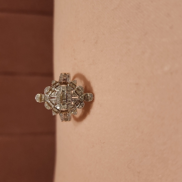9kt. Gold 1 carat of white diamond ring